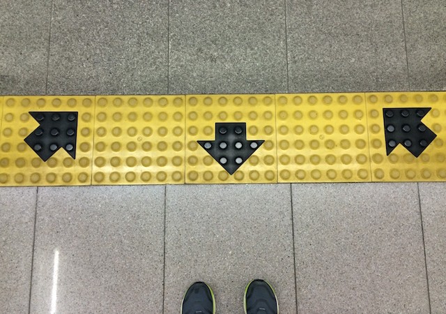 Frecce per indirizzare le persone in attesa della metro, a Seoul