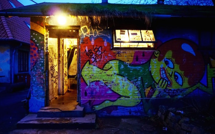 Uno dei bagni di Christiania [Foto di Misa Urbano]